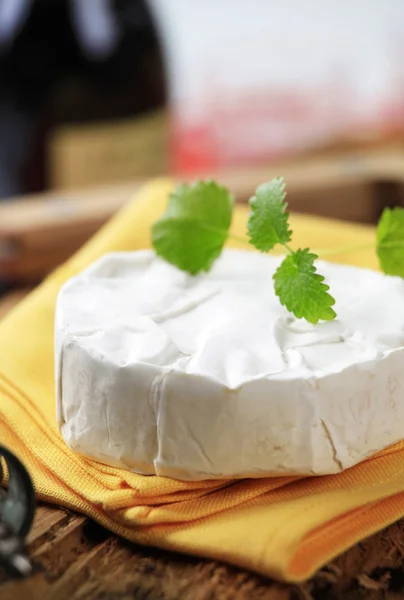 Белый корявый сыр — стоковое фото
