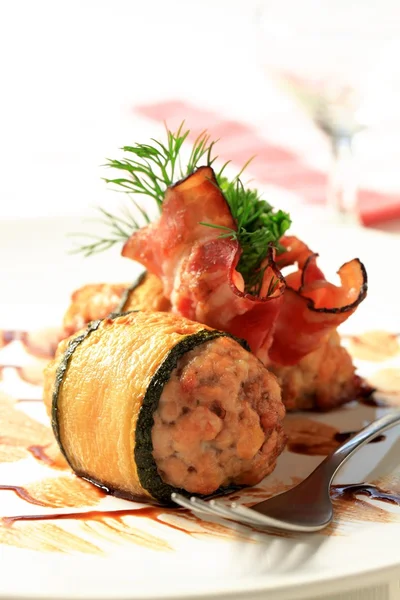 Malet kött som förpackats i zucchini — Stockfoto