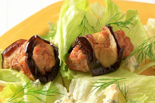 Gehakt vlees, gewikkeld in aubergine — Stockfoto