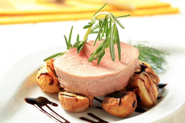 Carne di maiale bistecca e patate al forno — Foto Stock