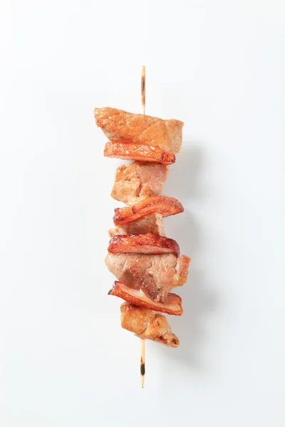 Шашлык из свинины и бекона — стоковое фото