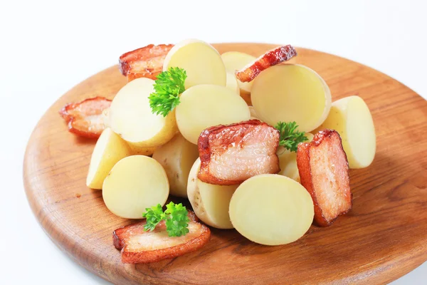 Batatas novas e bacon — Fotografia de Stock