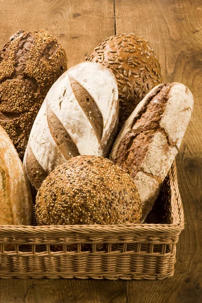 Brood broden in een mand — Stockfoto