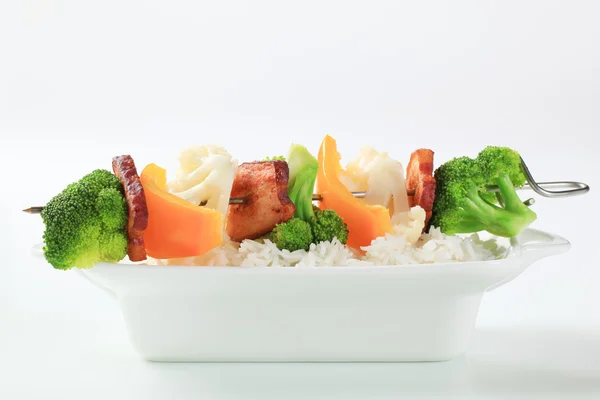 野菜の串焼きと白ご飯 — ストック写真