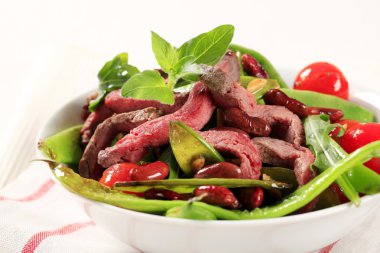 sığır eti şeritler ile sebze salatası