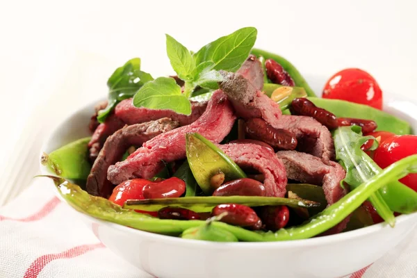 Plantaardige salade met stroken van rundvlees — Stockfoto