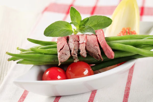 Strips of roast beef and string beans — Stock Photo, Image