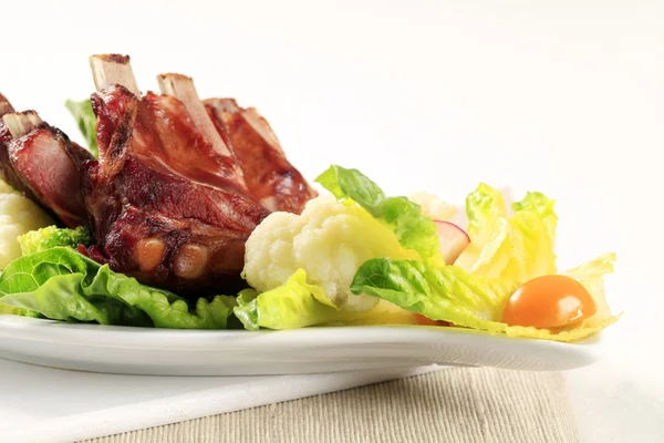 Gerookt varkensvlees ribben — Stockfoto