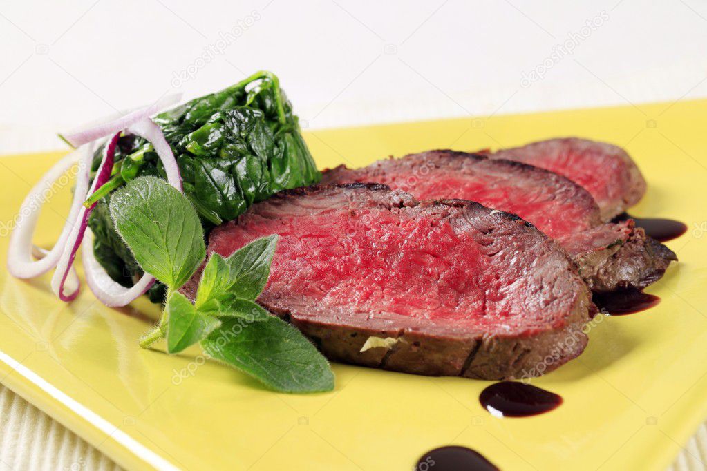 Roast beef and spinach leaves