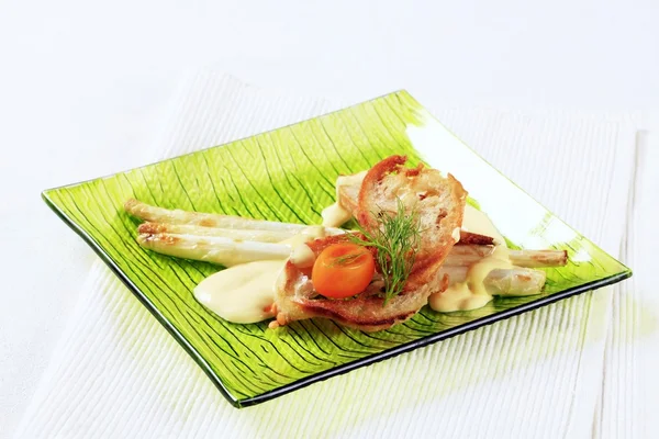 Asparagus and crispy bread — Stock Photo, Image