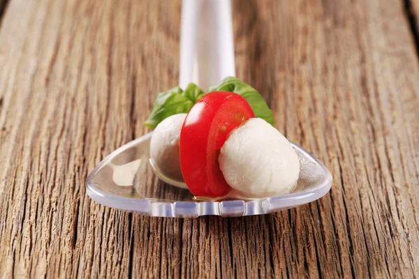 Kulki sera mozzarelli i pomidorów — Zdjęcie stockowe