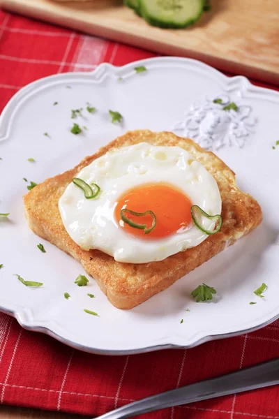 Uovo fritto sul pane tostato — Foto Stock