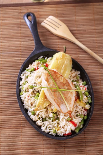 Smažená rýže a pečené kuře — Stock fotografie