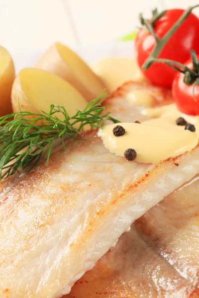 Pan smażone filety rybne z ziemniakami — Zdjęcie stockowe