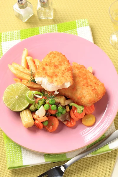 Pescado frito con papas fritas y verduras mixtas — Foto de Stock