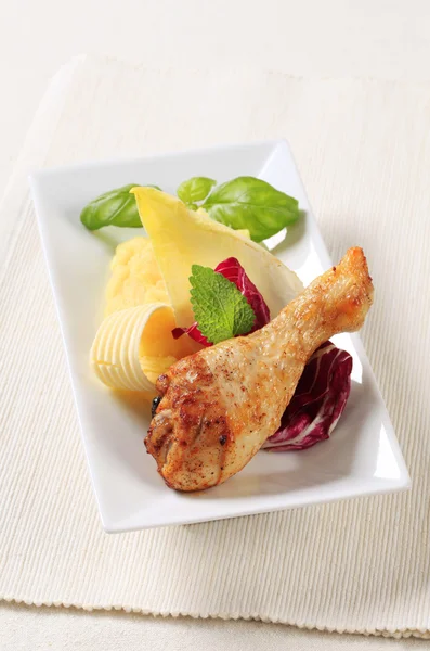 Sült csirke alsócomb és burgonyapürével — Stock Fotó