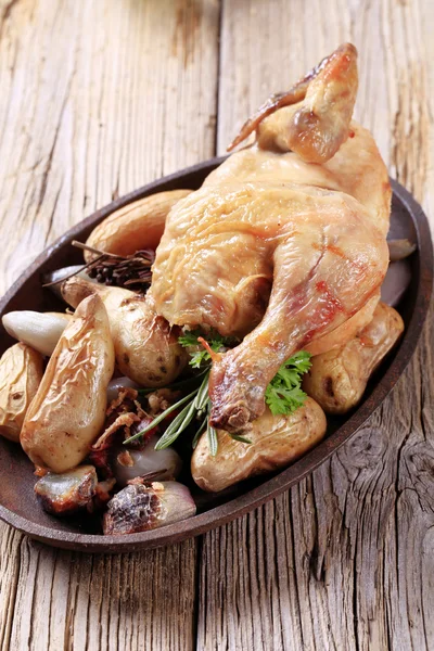 Kurczaka i pieczonymi ziemniakami — Zdjęcie stockowe