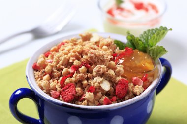 çilek granola tahıl