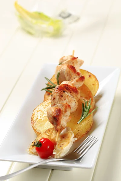Chicken kebab and roasted potatoes — Stock Photo, Image