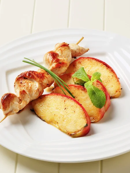 Chicken skewer and baked apple — Stock Photo, Image