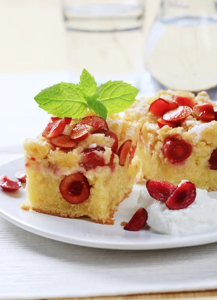 Cherry sponge cake — Stock Photo, Image