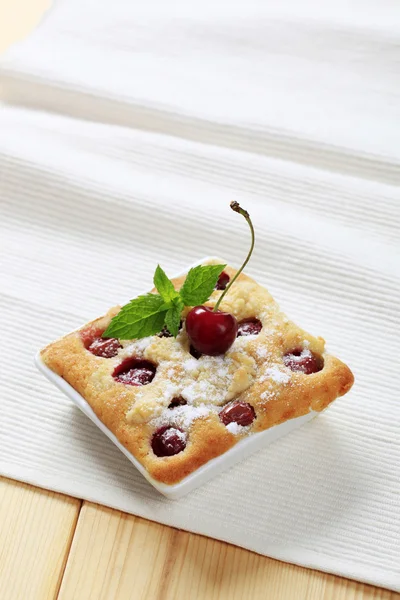 Piškotový dort s třešněmi — Stock fotografie
