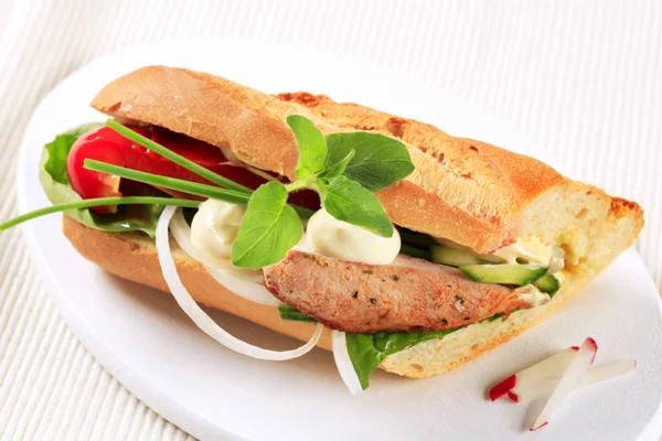 Sanduíche de porco e legumes — Fotografia de Stock