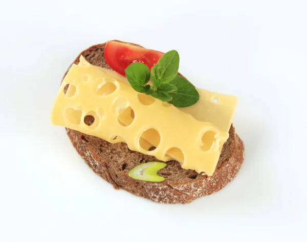 Ekmek ve İsviçre peyniri — Stok fotoğraf