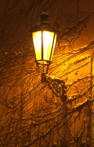 Vieux lampadaire sur un mur — Photo
