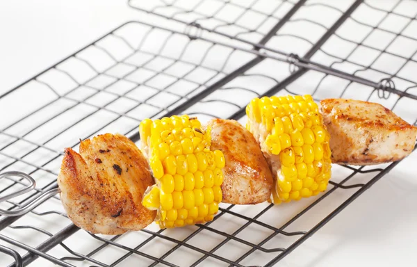 鶏肉とトウモロコシの串焼き — ストック写真