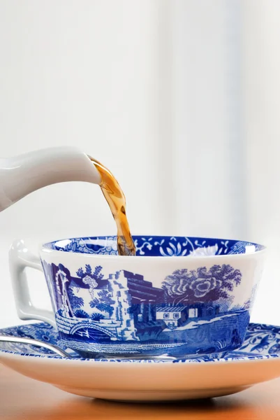 Pouring a cup of tea — Stock Photo, Image