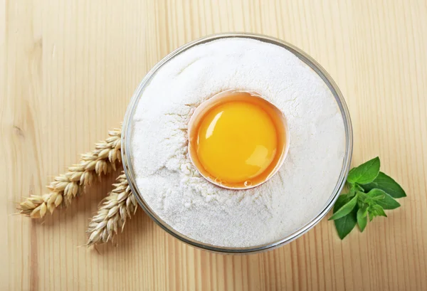 A lisztet egy tálba friss tojás — Stock Fotó