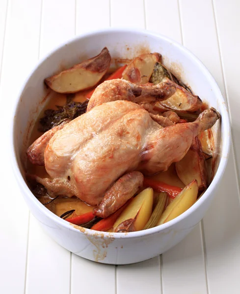 Oven-baked chicken and vegetables — Stock Photo, Image