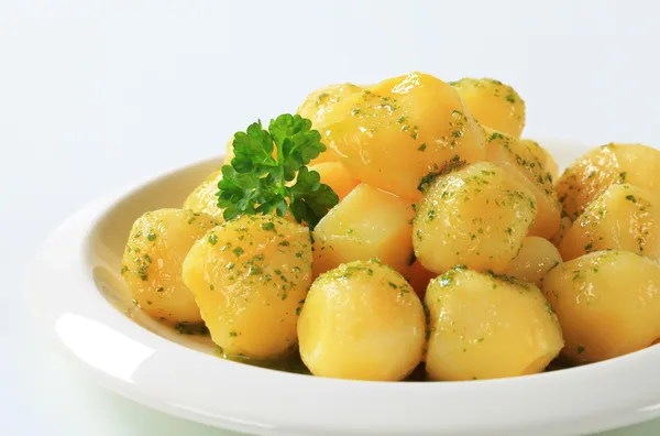 Batatas com manteiga e salsa — Fotografia de Stock