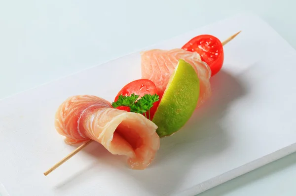 Raw fish skewer — Stock Photo, Image