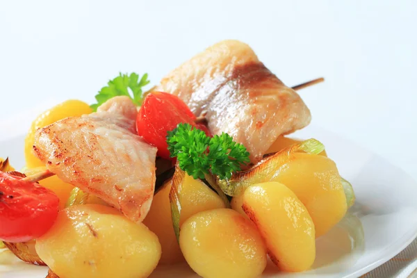 Fish skewer and potatoes — Stock Photo, Image