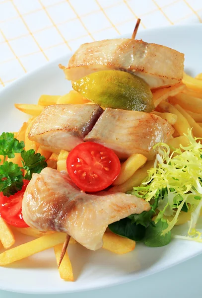 Espetos de peixe e batatas fritas — Fotografia de Stock