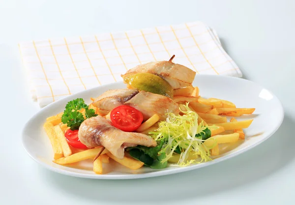 Fish skewer and French fries — Stock Photo, Image