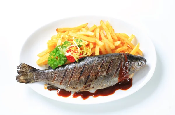 Grilled trout and French fries — Stock Photo, Image