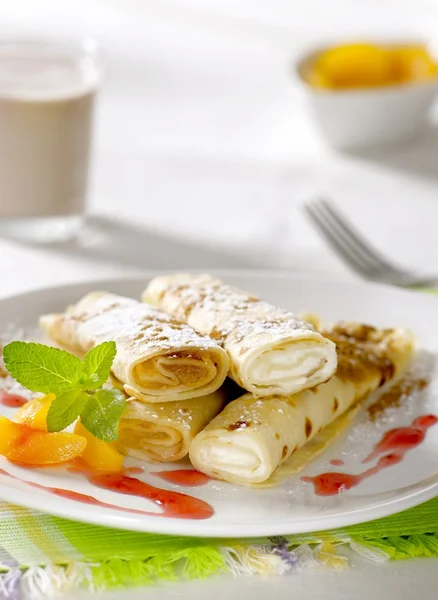Sweet crepes and cocoa — Stock Photo, Image