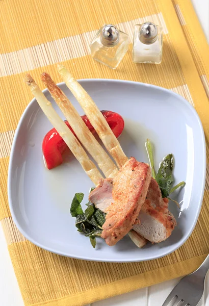 절인된 닭고기와 후라이팬에 볶은 아스파라거스 — 스톡 사진