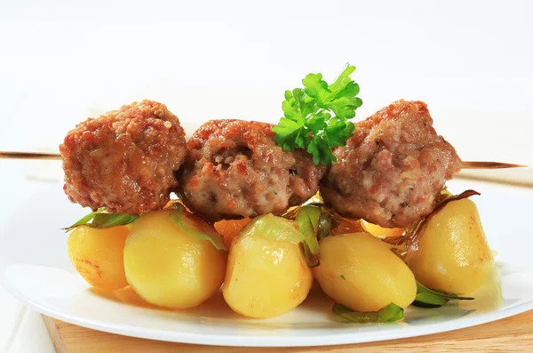 Meatball skewer and potatoes — Stock Photo, Image