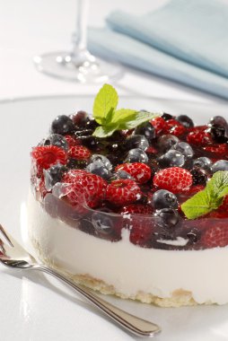 Orman meyve ile tepesinde cheesecake