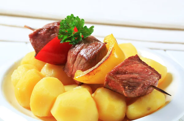 Nyárson sült hús és burgonya — Stock Fotó