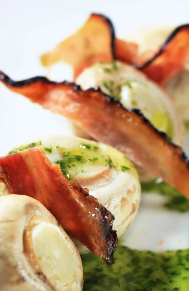 Cogumelos de botão e bacon em pau — Fotografia de Stock