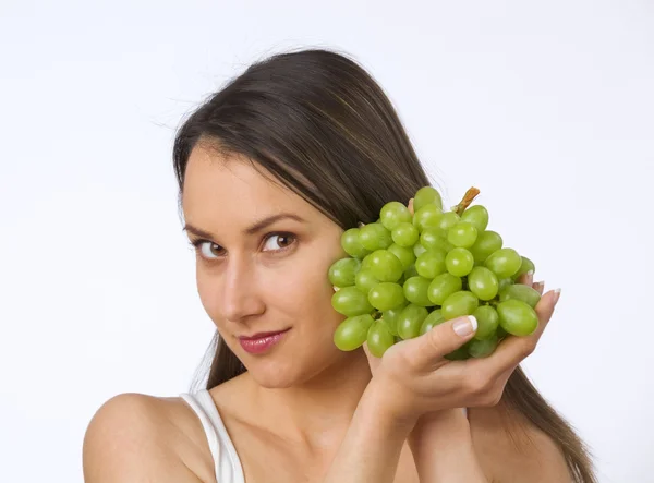 Jovem mulher segurando uvas frescas — Fotografia de Stock