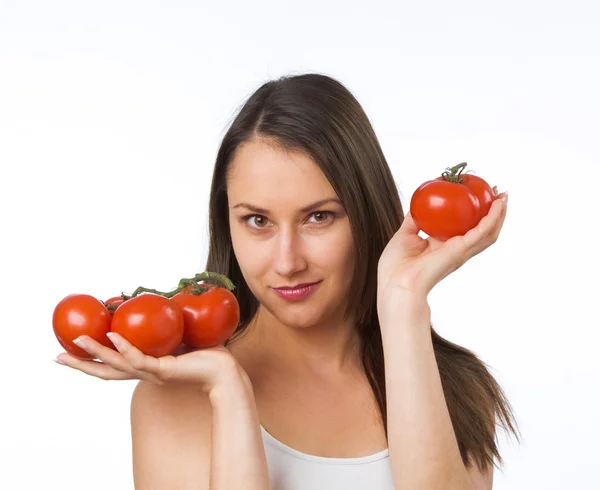 Junge Frau hält frische Tomaten in der Hand — Stockfoto