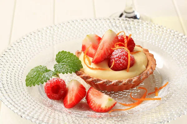 Dessert - kleine vla taart met vers fruit — Stockfoto