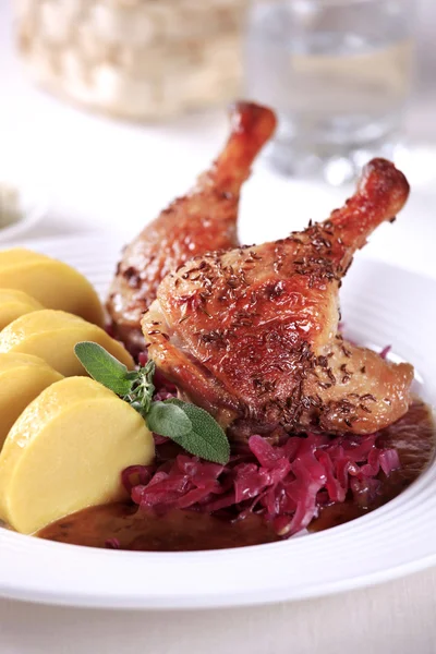 Roast Duck with Red Cabbage and Potato Dumplings — Stock Photo, Image
