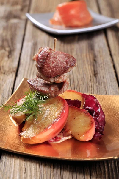 Stekt kött och äpple — Stockfoto